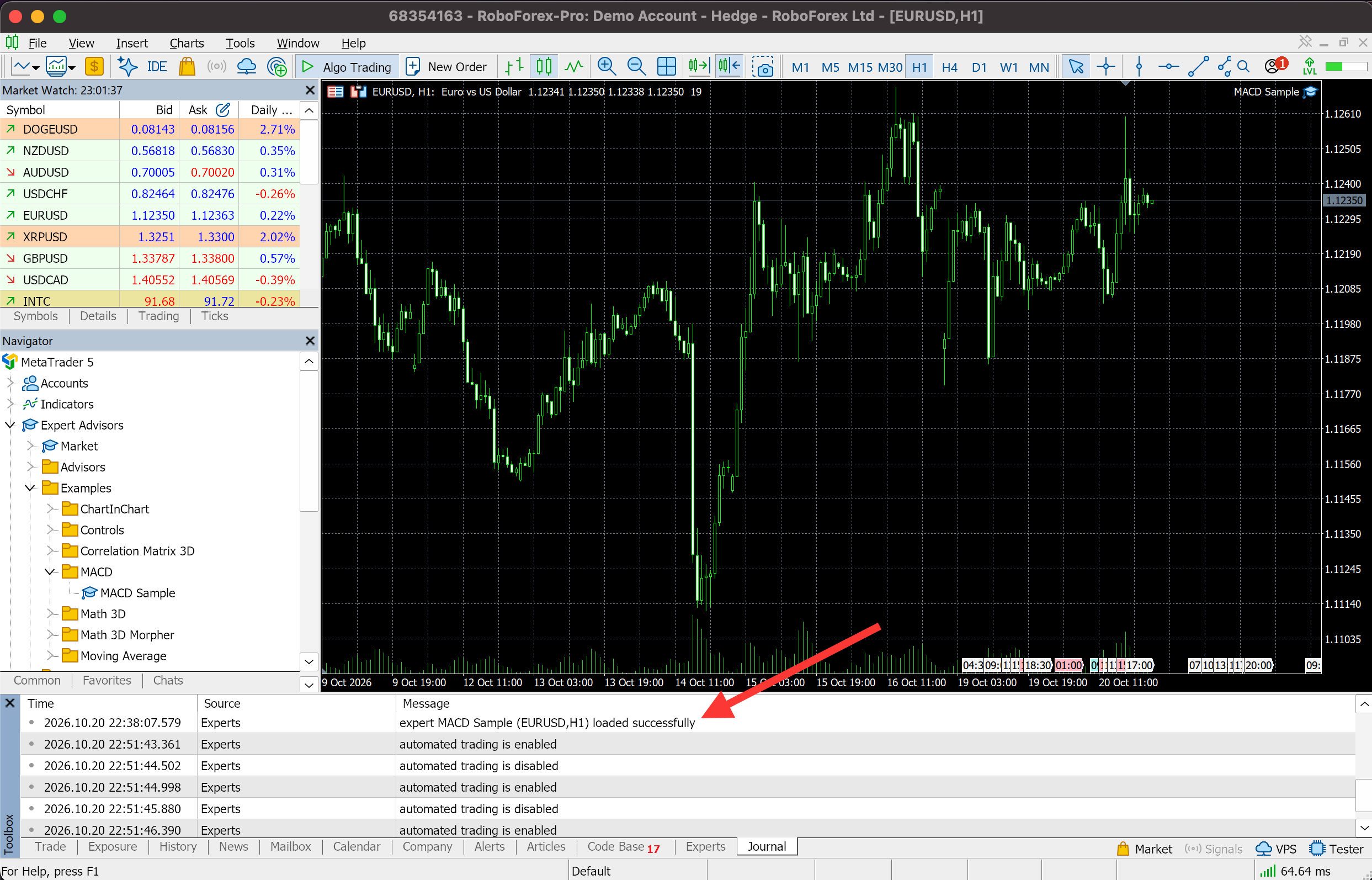 Pestaña Journal del Toolbox con el mensaje expert MACD Sample (EURUSD,H1) loaded successfully y líneas que dicen automated trading is enabled
